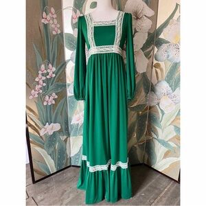 Cottagecore Green Maxi Dress with Lace Trim